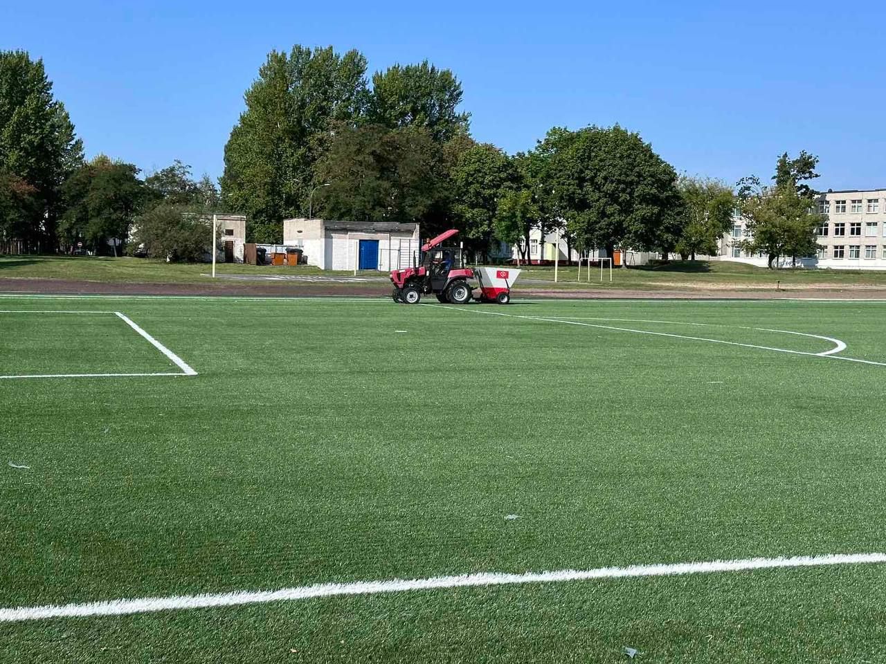 На стадии завершения подготовка стадиона и прилегающей территории в ГУО «Средняя школа №27 г.Бреста имени Героя Советского Союза И.П.Барсукова»