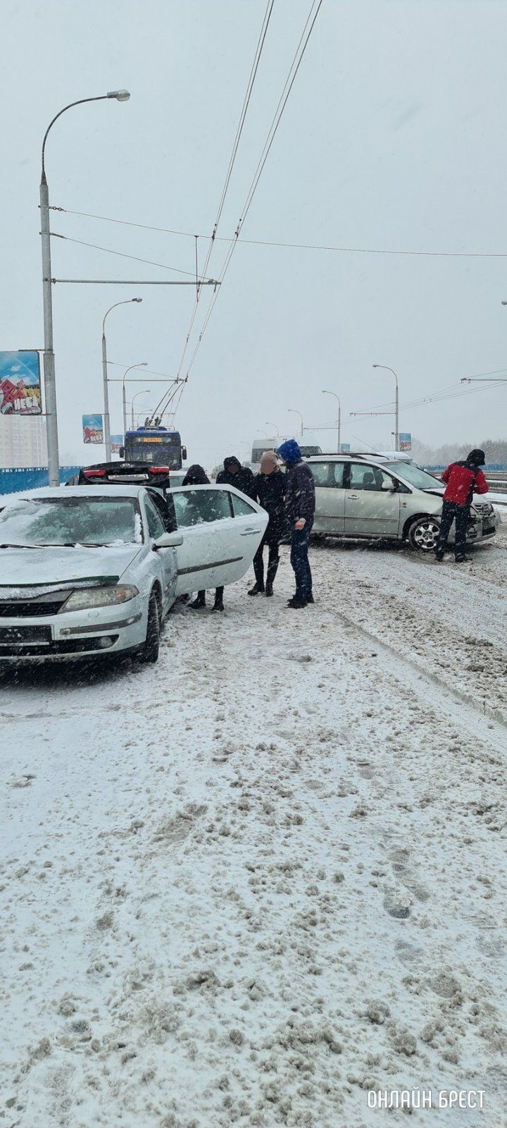 Очевидец: В Бресте на Гузнянском мосту произошло массовое ДТП