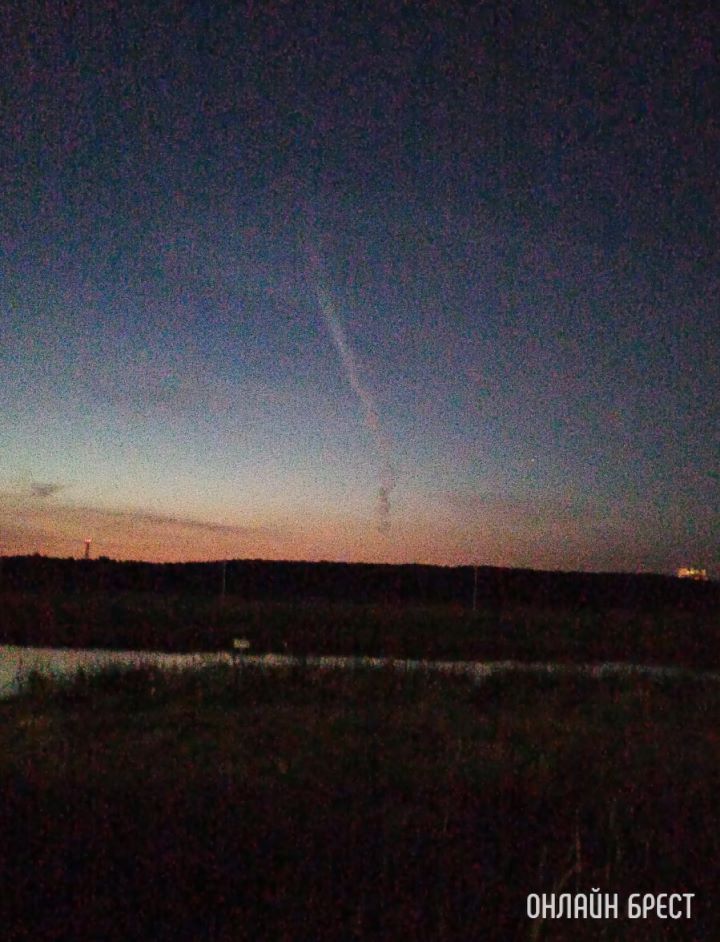 Наблюдали сегодня непонятный след на небе. Кто в курсе, что это было?