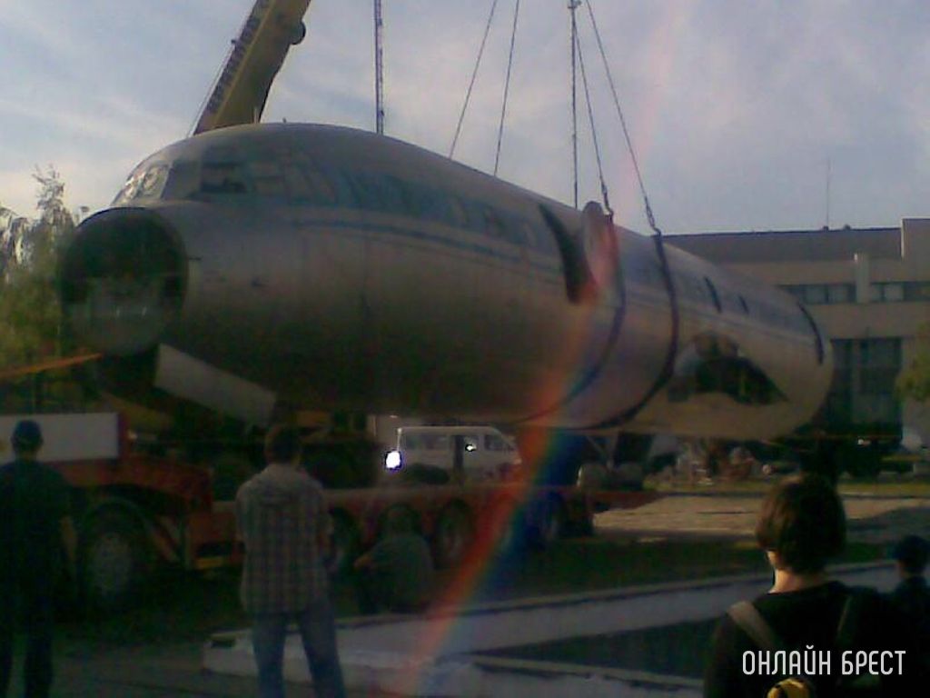 Помните самолет Ил-18 на улице Гаврилова в Бресте? Нашёл архивные фотографии, как его разбирали