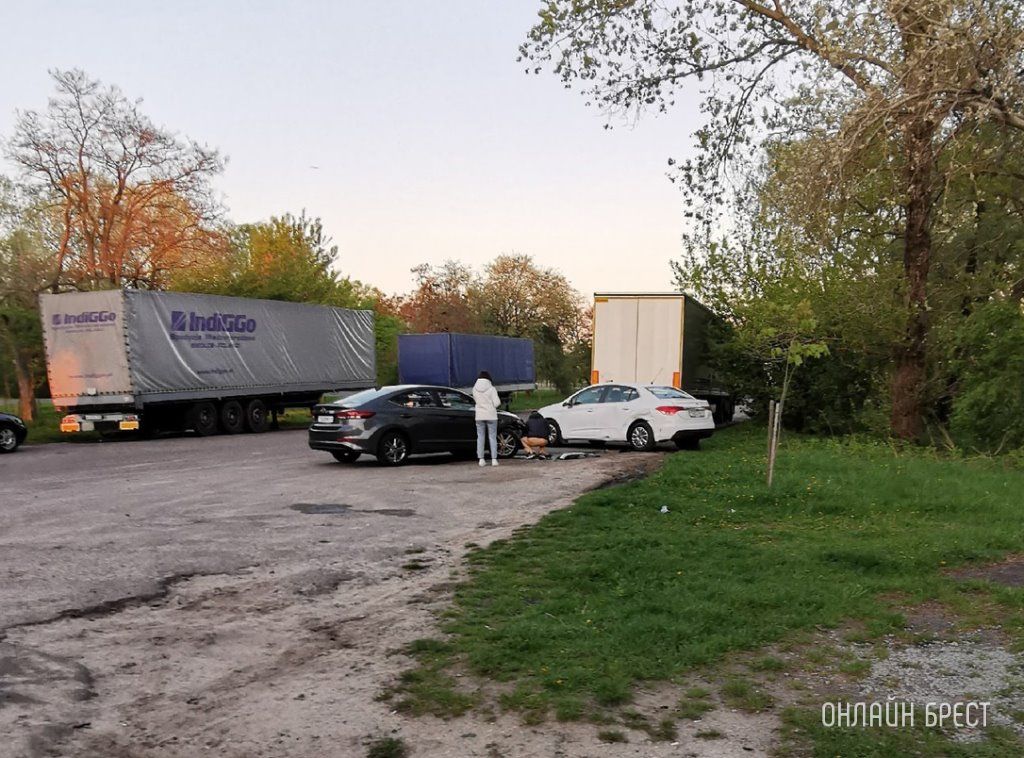 Читатель: Вчера вечером в Бресте возле Кирпичных озёр произошло ДТП. Автомобиль серого цвета въехал в автомобиль белого цвета