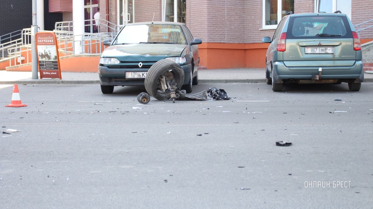 Читатель: Фото с места серьёзной аварии, которая произошла сегодня на Гоголя в Бресте