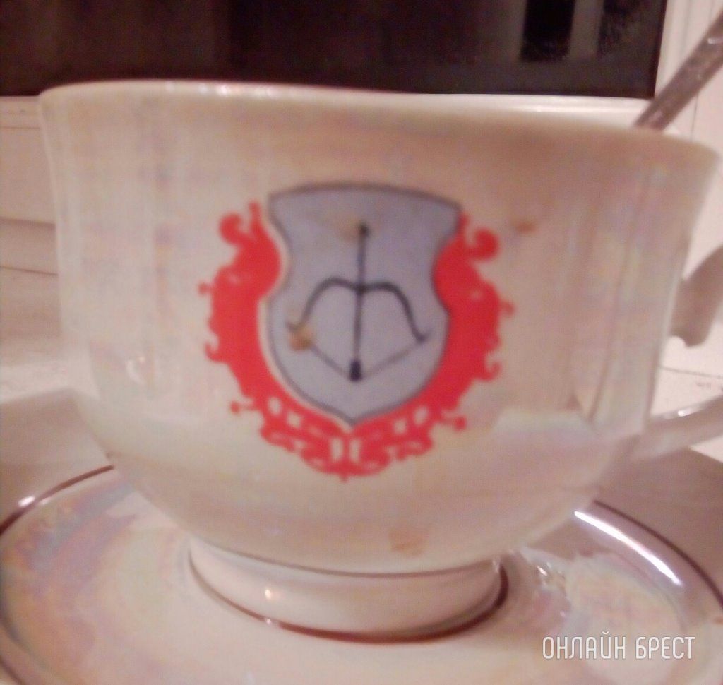 Читатель: Признавайтесь, у кого есть такой сервиз? :)