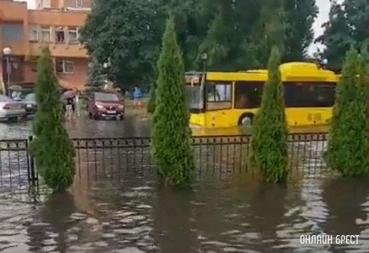 Посмотрите, как сегодня затопило улицу Брестскую в Пинске