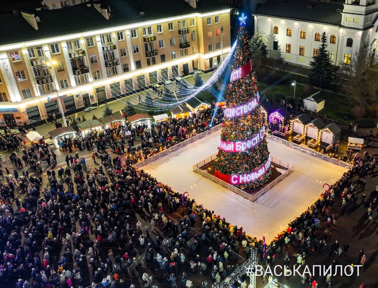 Появились фото и видео с высоты с открытия главной ёлки Бреста