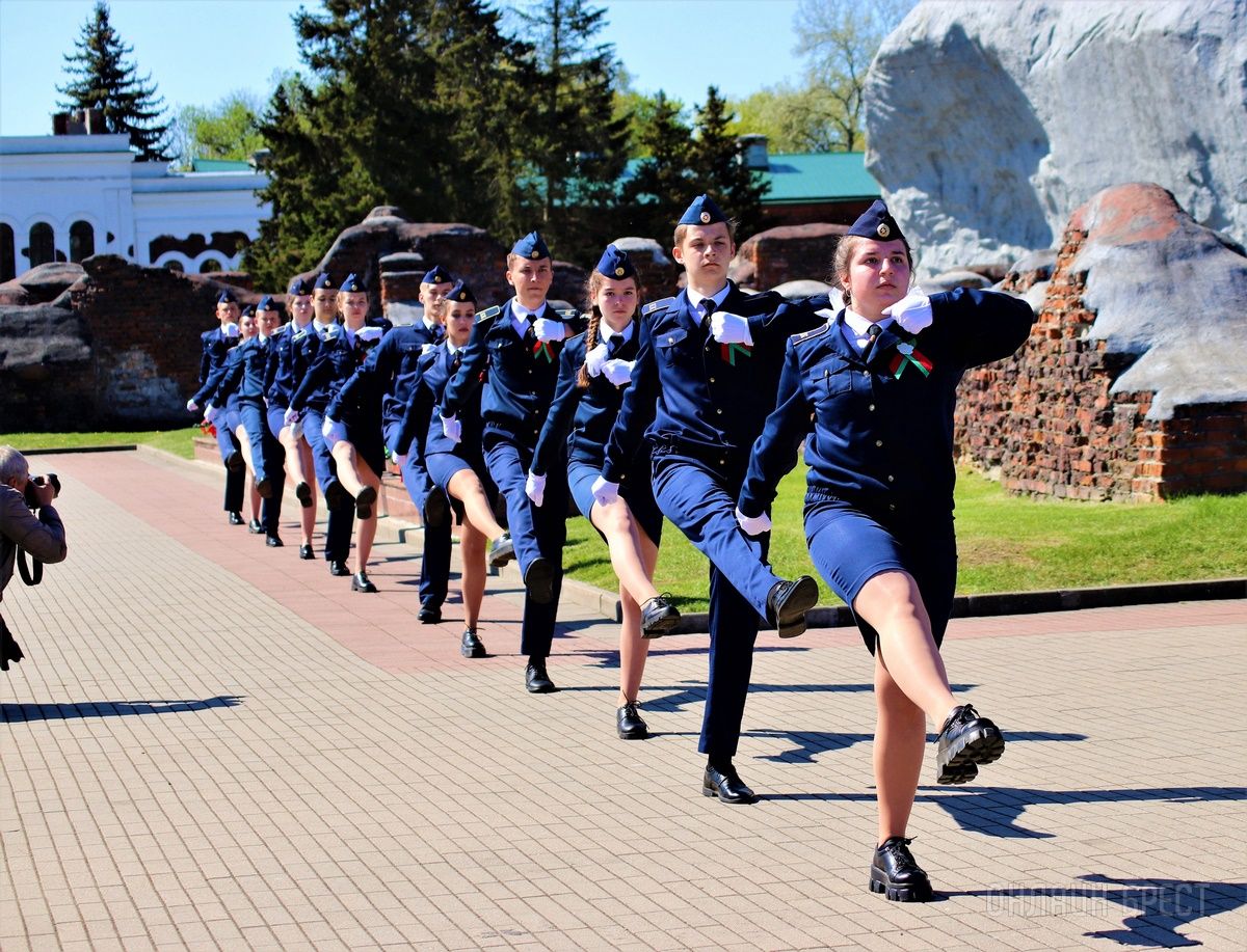 Читатель: Возложение венков к пилонам городов-героев в мемориальном комплексе «Брестская крепость-герой»