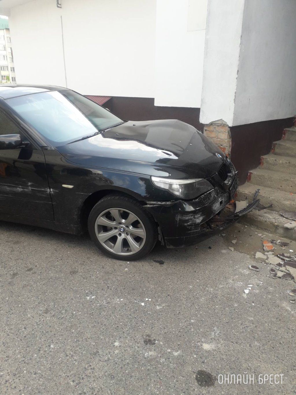 Очевидец: Сегодня в Пружанах автомобиль BMW врезался в угол здания