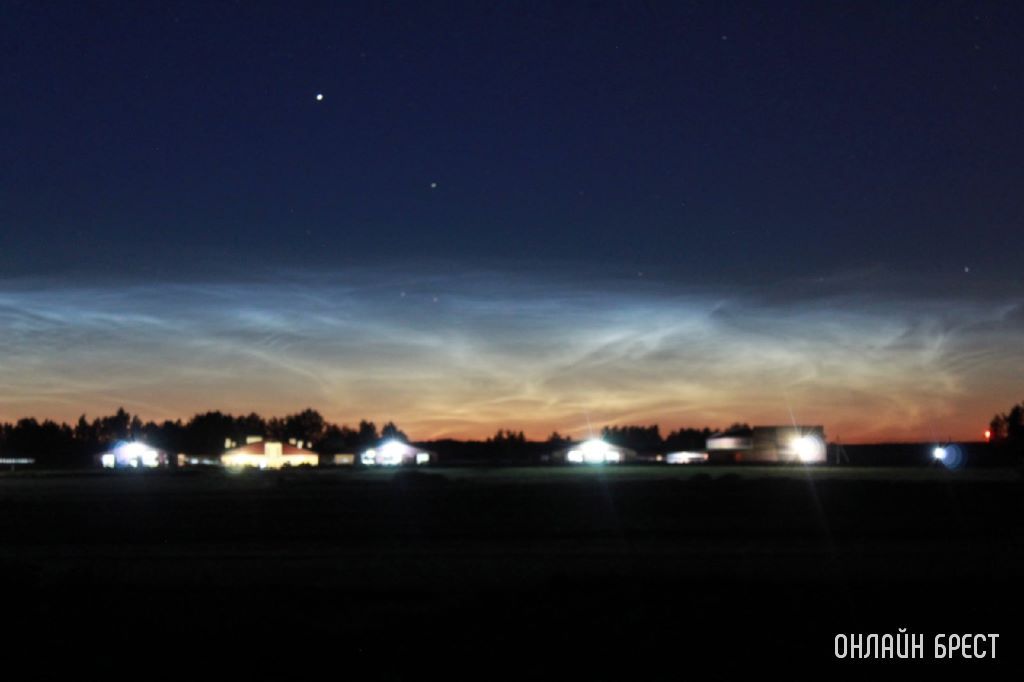 Данные фото сделаны этой ночью в 01:00. Очень красиво было! Кто подскажет, что это за природное явление?