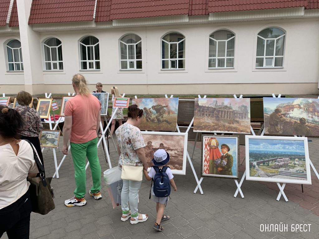 На Советской представлена выставка картин, посвященных Брестской крепости и Великой Отечественной войне