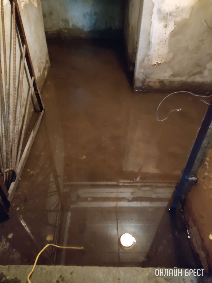 Брест, проспект Машерова, 76. Посмотрите, как затопило подвал после дождя