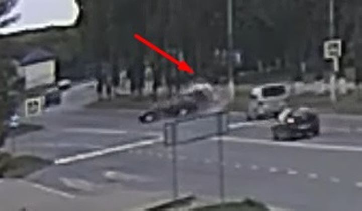 ДТП в Пинске: посмотрите, как подкинуло автомобиль