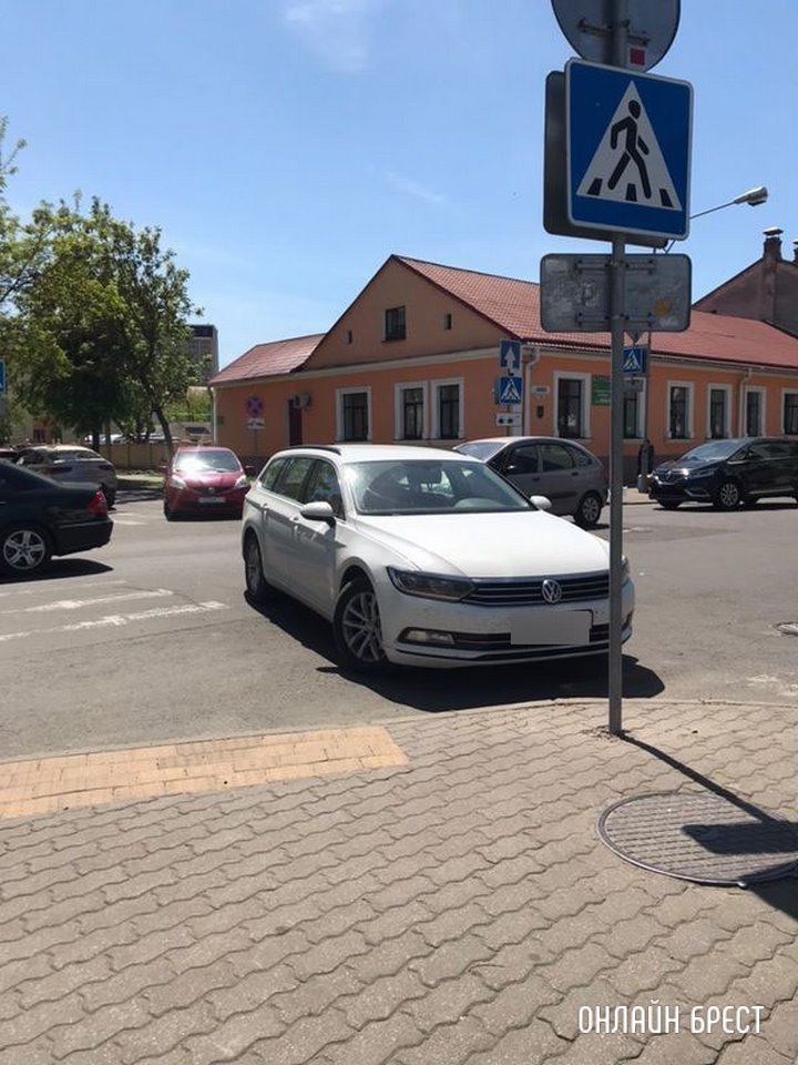 Читатель: Нормально так паркуются в Бресте водители