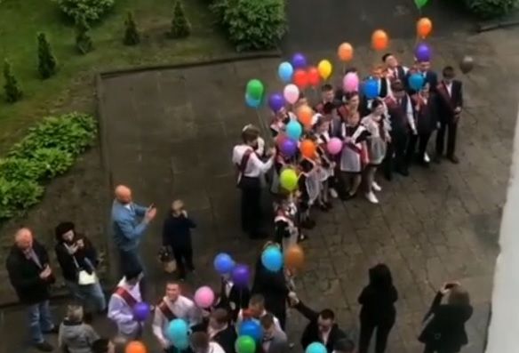 Читатель: Шарики улетели в небо... Вот и прозвенел последний звонок. Брест, школа №22