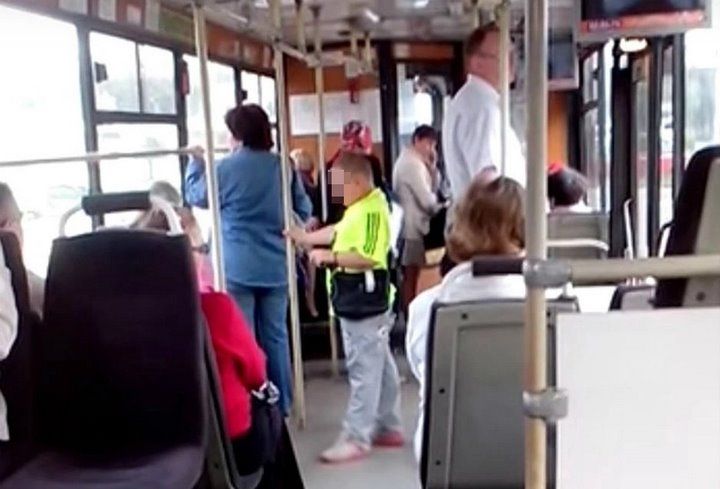 Читательница: несколько женщин буквально кричат на мальчишку, который сидит на одном из свободных мест