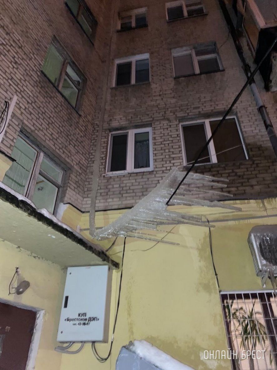 Читатель: Огромная сосулька легла на кабель, подводящийся к подъезду. Двор в Бресте на улице Гоголя, 32