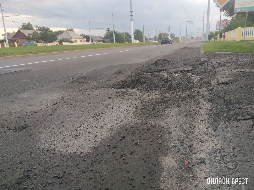 Брест, ул. Московская. Невозможно нормально выехать со двора из-за этих бугров на дороге
