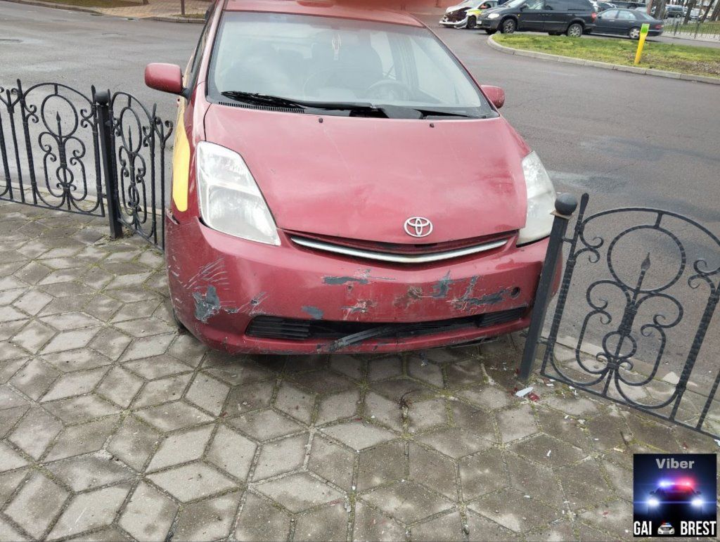 Очевидец: ДТП с участием двух автомобилей такси на перекрёстке Гоголя и бульвара Космонавтов в Бресте