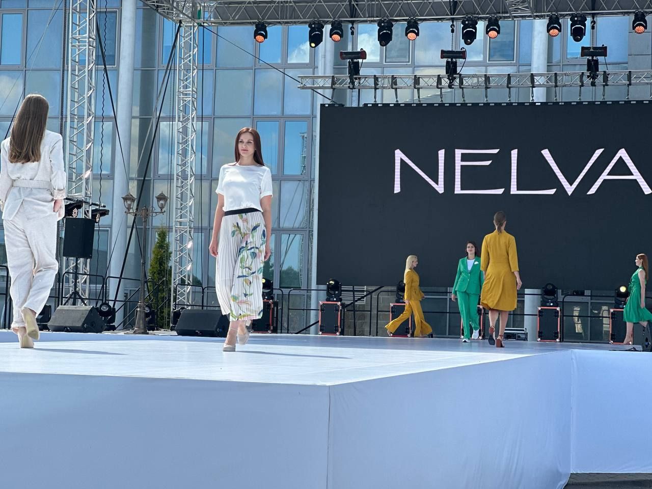 На площадке у Дворца водных видов спорта стартовал фестиваль моды и стиля «LookБуг»