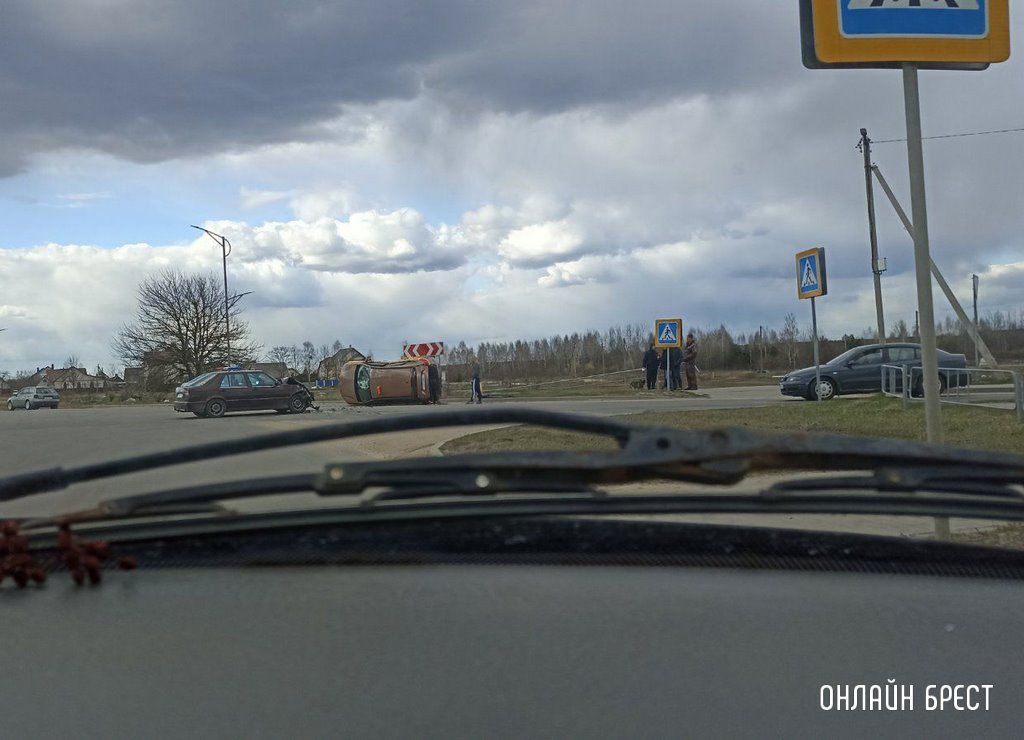 ДТП в Ивацевичах. Автомобиль оказался на боку