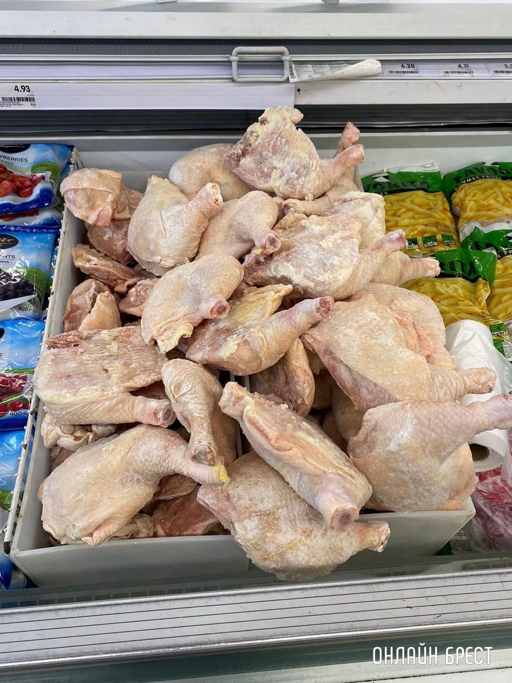 Читатель: В одном из магазинов Бреста. Никогда подобного не видела. Это нормально, что курица лежит в открытом виде, ничем не накрыта?
