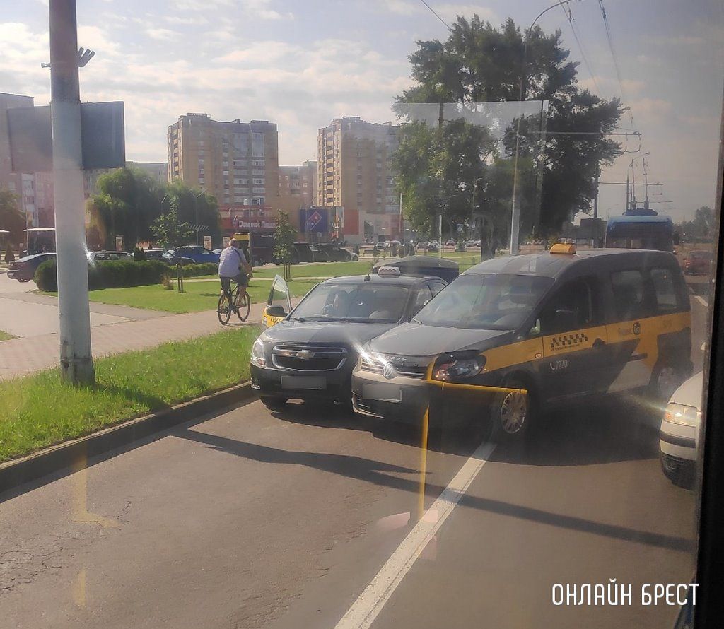Читатель: Сегодня утром в Бресте ул. 28 Июля произошло ДТП с участием двух таксистов
