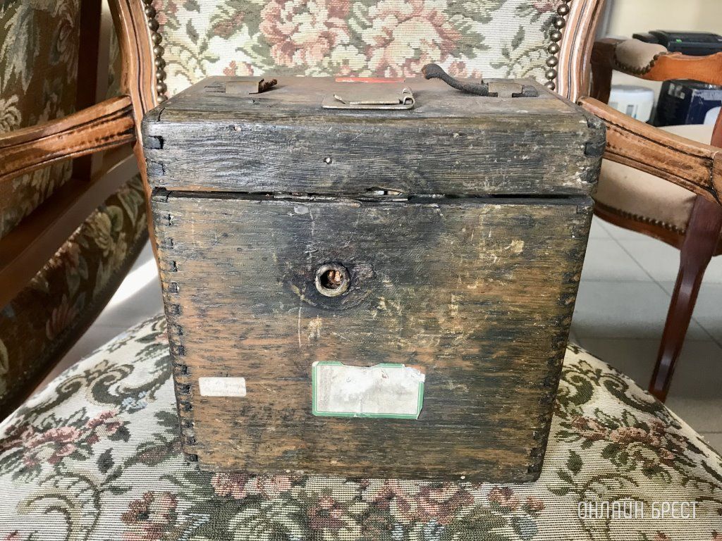 Читатель: Говорят, что это старинные часы для голубей. Для чего их использовали? Знаете?