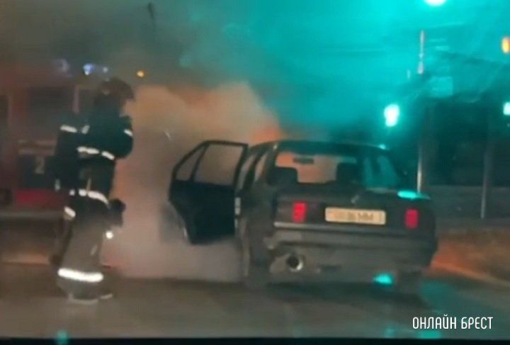 Читатель: Появилось видео, как вчера в Бресте горела BMW