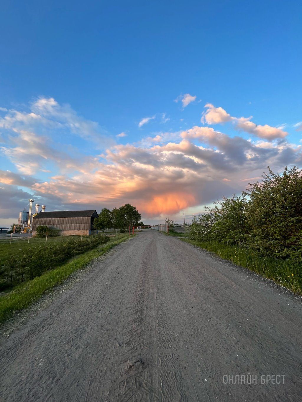 Читатель: Посмотрите, как красиво нависло облако. Фото сделано в Жабинковском районе