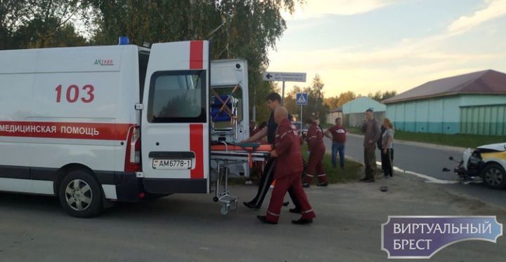 В Кобрине водитель такси столкнулся с мотоциклом