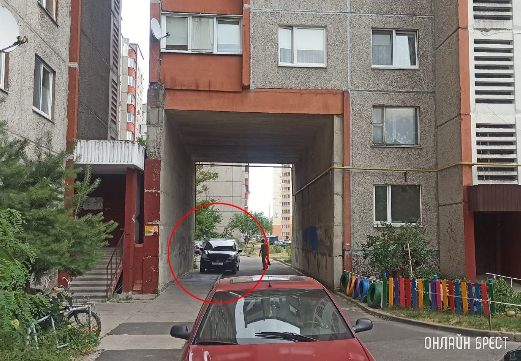 Брест, ул.Сябровская. Водители прячут автомобили от солнца под аркой. Из-за этого родителям с коляской приходится ходить по проезжей части