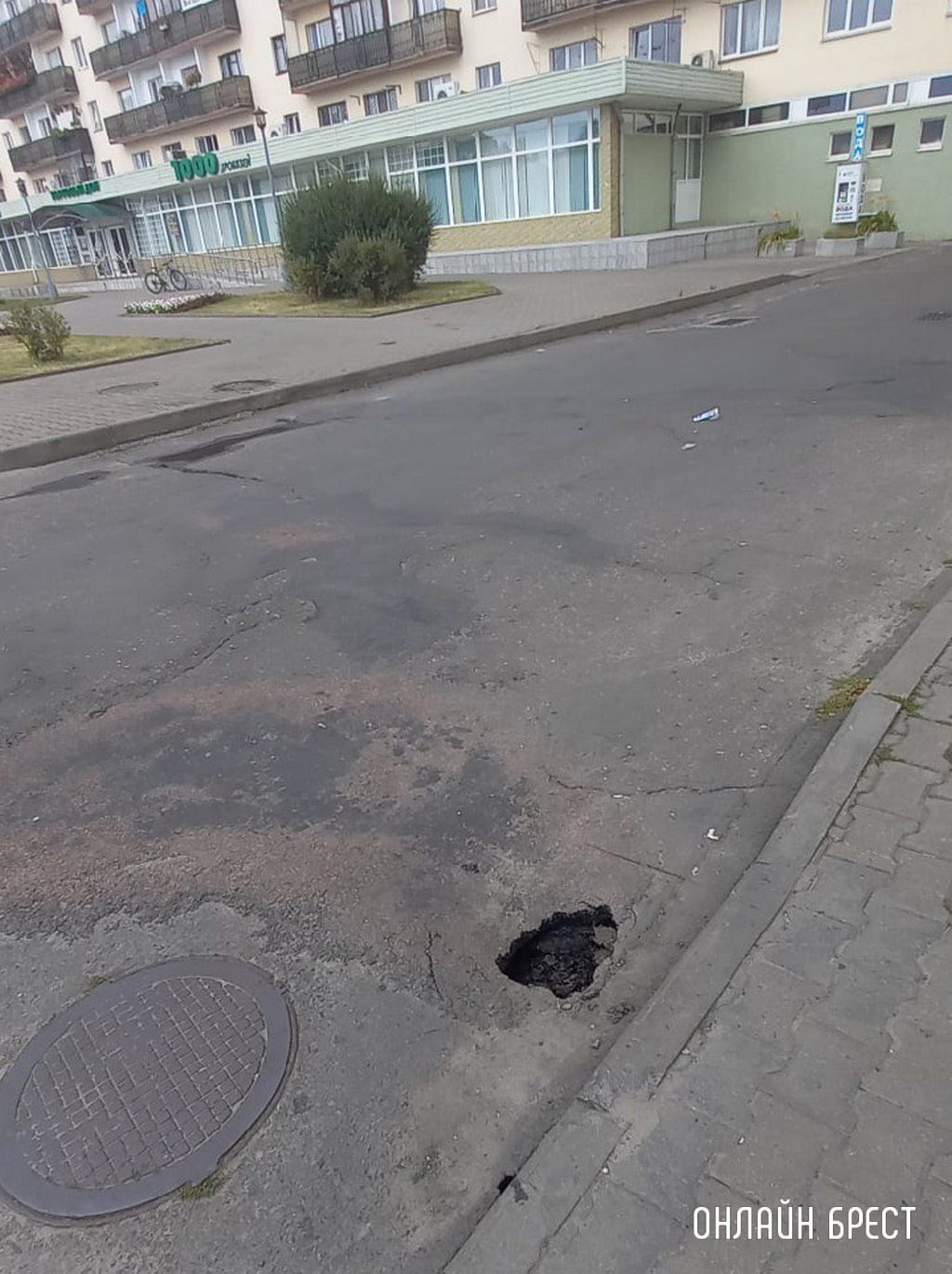 Читатель: Будьте аккуратны! В Бресте на наб. Франциска Скорины проваливает асфальт