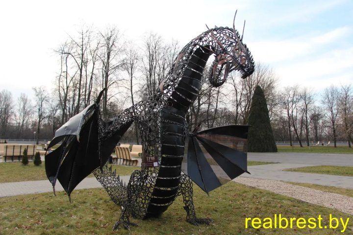 В Бресте экспозицию дракона перенесли на Набережную