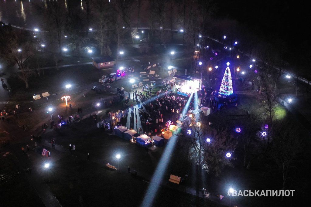 Открытии ёлки! Посмотрите, какой фейерверк был в Бресте на Набережной