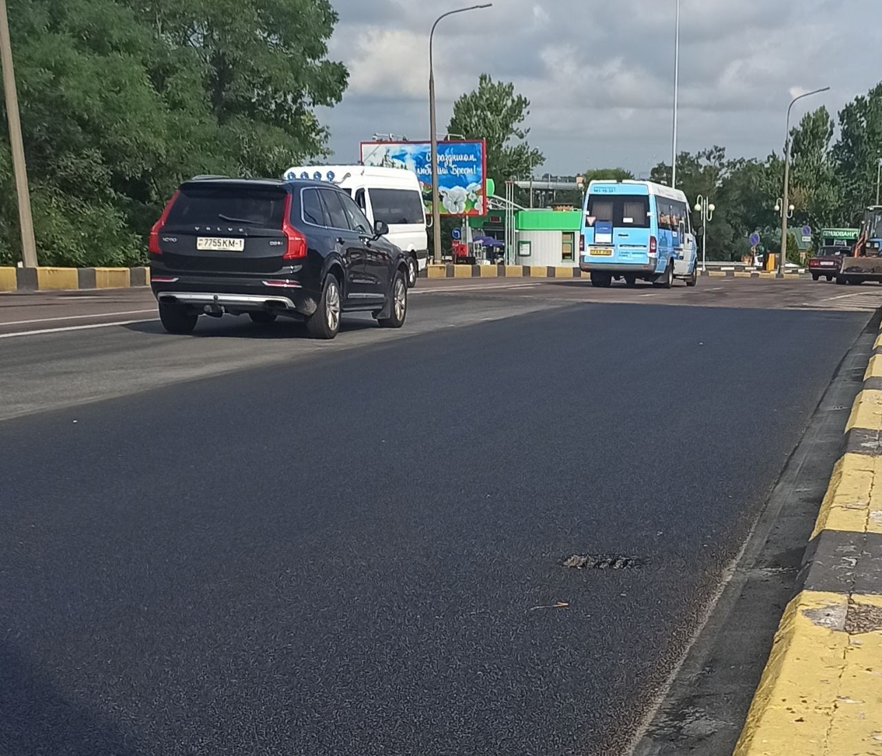 Специалисты КУП «Брестское ДЭП» выполнили асфальтирование крайней правой полосы путепровода по улице Ленина в Бресте