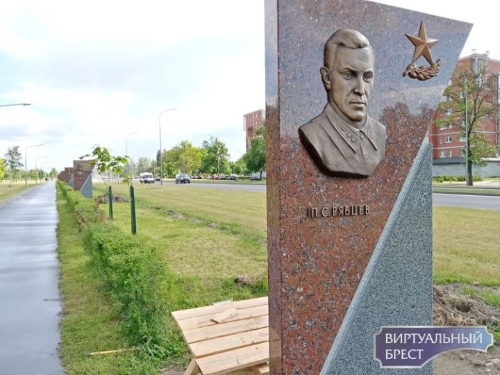 Показываем, как сейчас выглядит аллея «Их именами названы улицы Бреста»