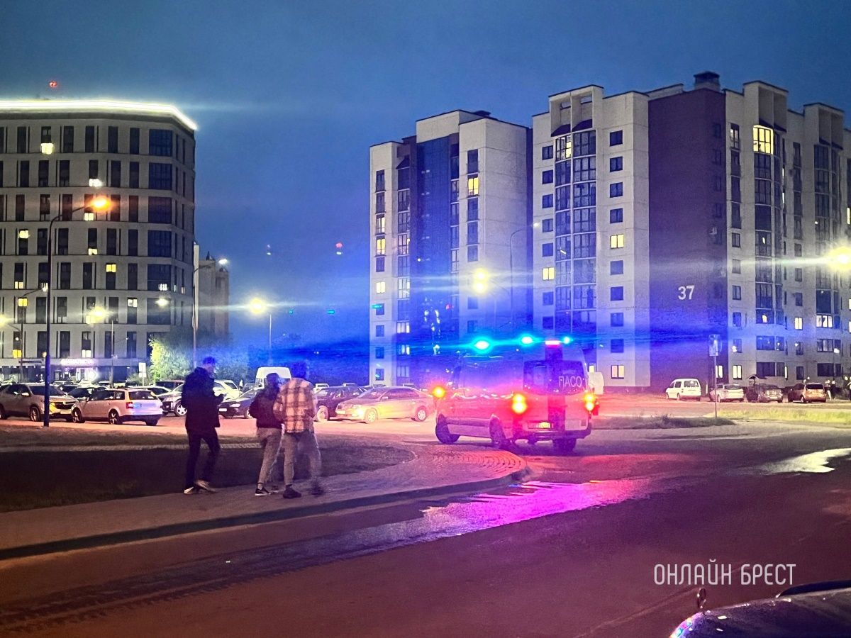 Читатель: Прямо сейчас пожарная направилась по Махновича в Бресте. Туда же направилась бригада скорой помощи