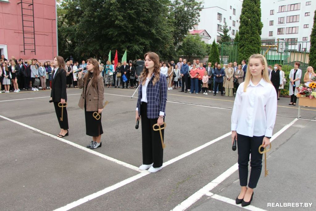 Фоторепортаж. Как прошел День знаний в Бресте в Гимназии №1