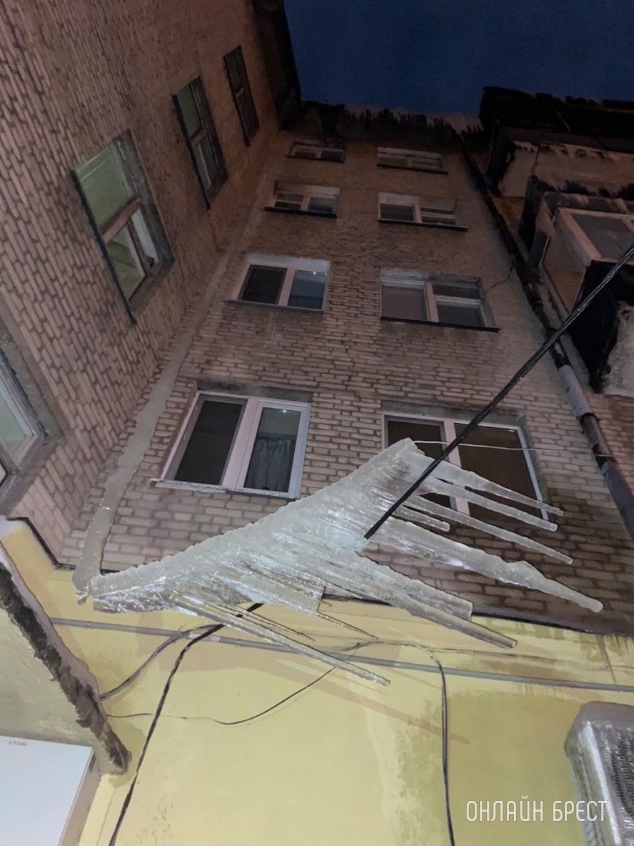 Читатель: Огромная сосулька легла на кабель, подводящийся к подъезду. Двор в Бресте на улице Гоголя, 32