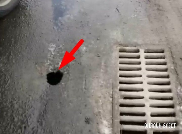 Читатель: В Бресте на дороге образовалась дыра