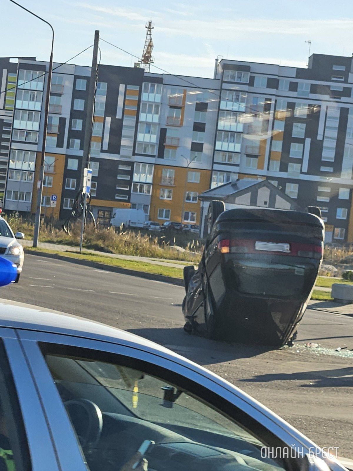 В Бресте произошла авария: машина перевернулась
