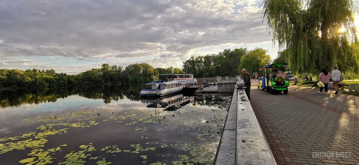 Читатель: Красивая Набережная в Бресте. Фото сделаны вчера вечером