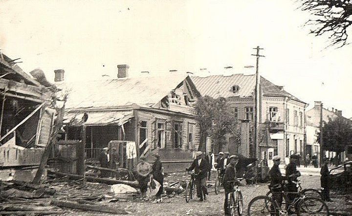 Последствия бомбардировок люфтваффе в городе Брест над Бугом. В кадре ул. Домбровского (сегодня ул. Советская), 17-22 сентября 1939 г.