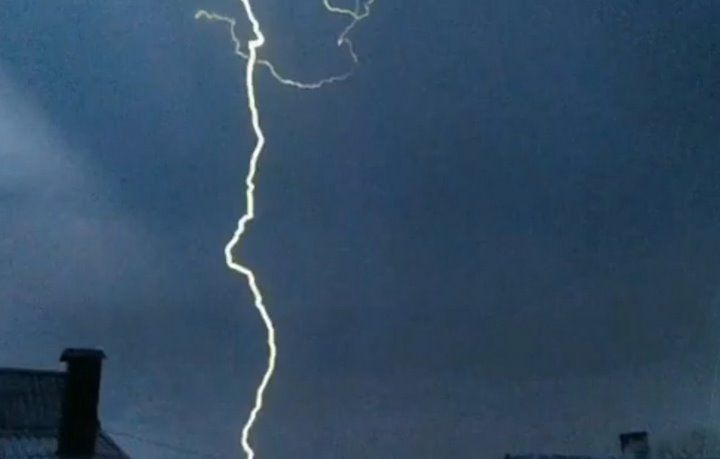 Читатель: Нарезки грозы. Видео сняты вчера в Кобринском районе
