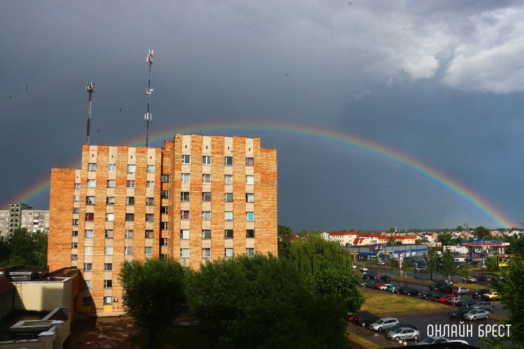 Посмотрите, какая красивая радуга. Фото сделано пару минут назад на Ковалевке в Бресте