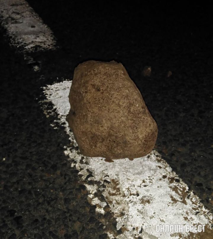 Камни на дороге. Это перед Мотыкалами (Брестский район). Будьте внимательный и осторожны!