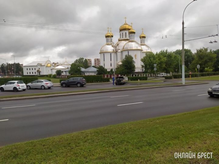 В Бресте на проспекте Республики «Мерседес» попал в ДТП