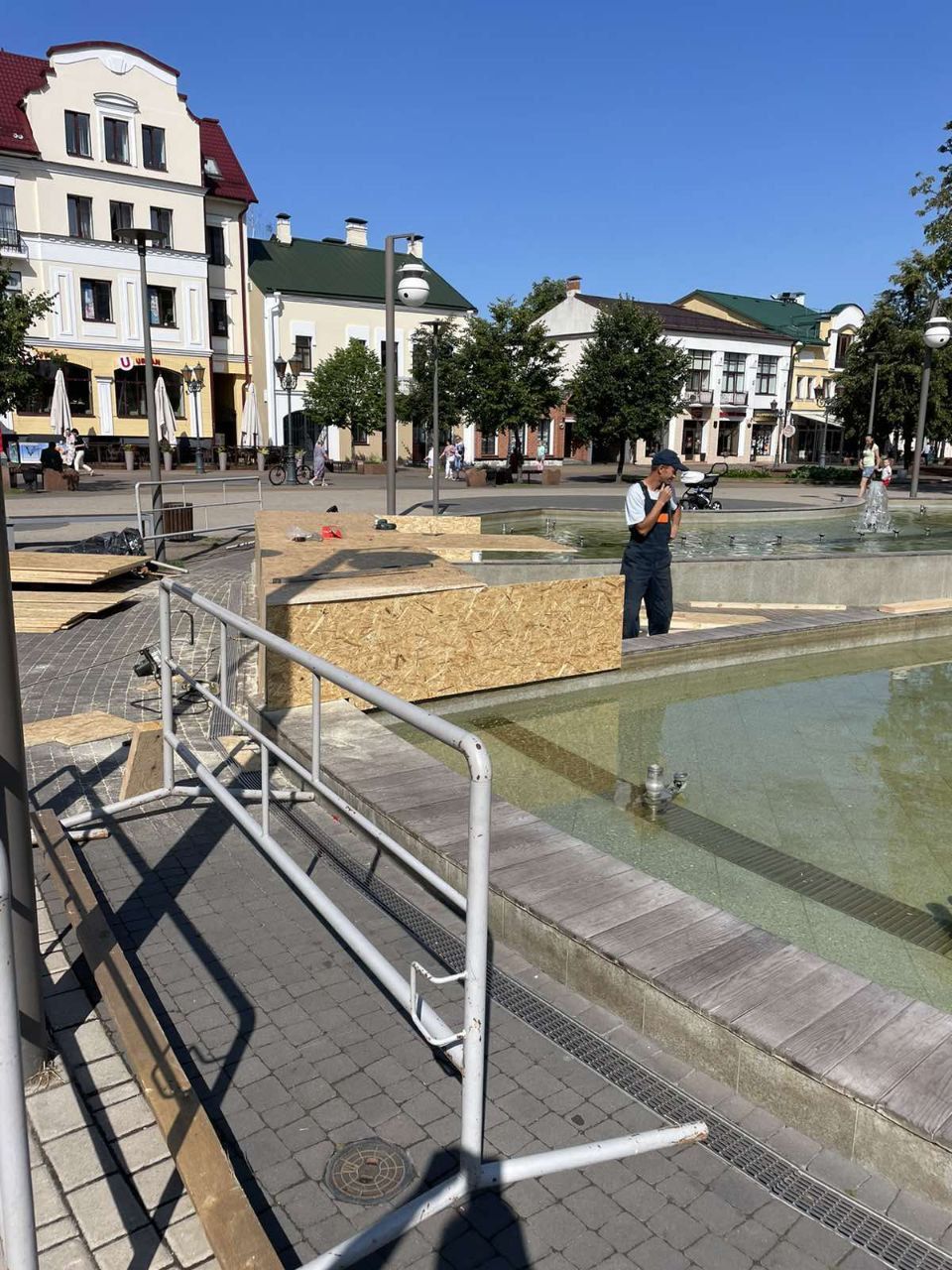 Специалисты КУП «Брестское ДЭП» ведут установку подиума у фонтана