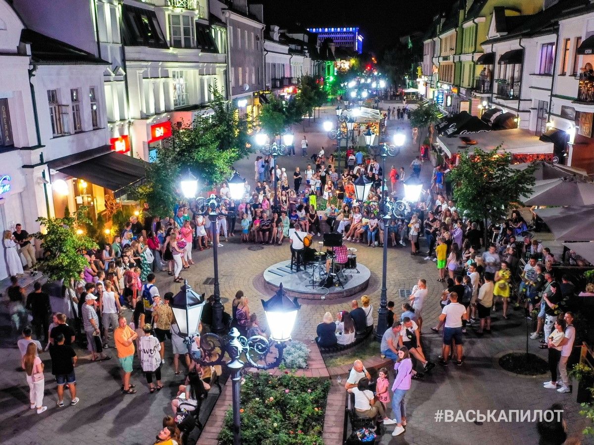 Посмотрите, как крутая атмосфера была на Советской в Бресте