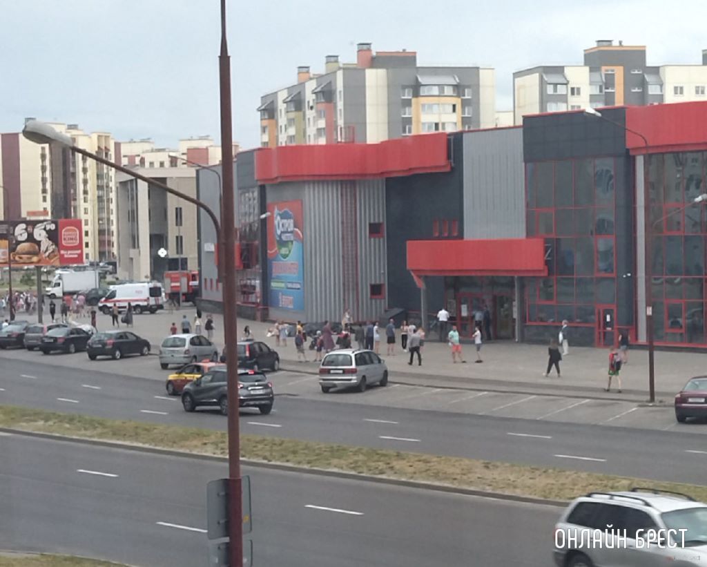 В Бресте эвакуировали людей из гипермаркета Green на улице Махновича