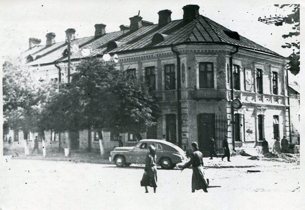 «Угол холостяков» - так раньше называли это место. Старинное здание на пересечении ул. Советской-Пушкинская, 1950-е гг.